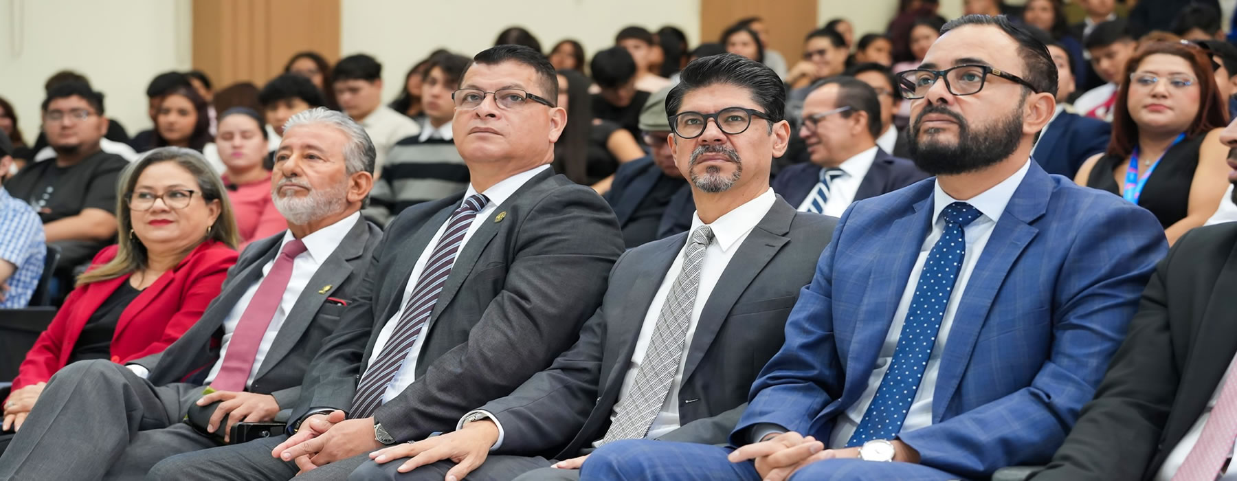 Pleno del CNJ asiste a la presentación de la Revista Derecho en la 5.ª Feria del Libro Académico.
